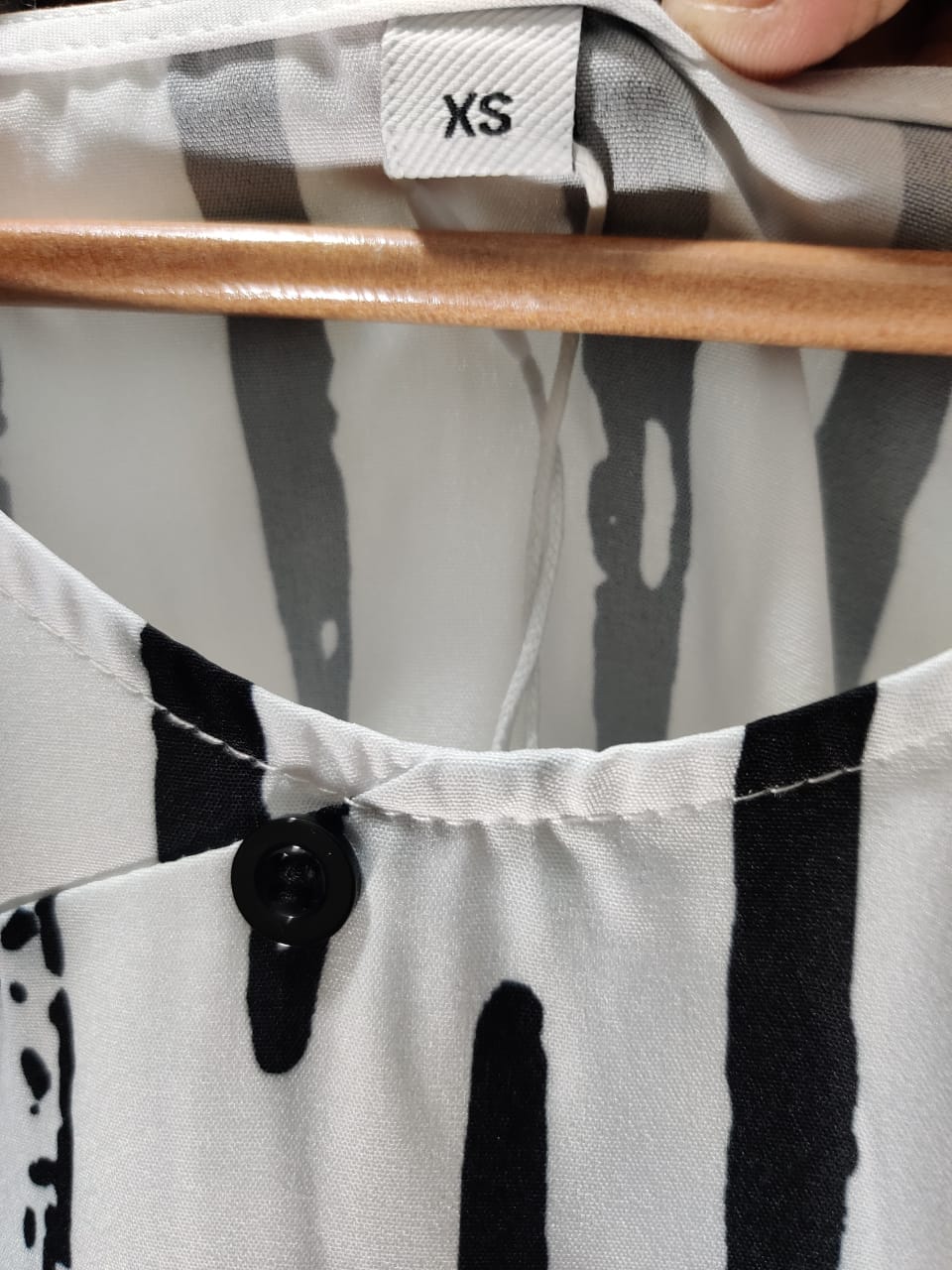 Thirft Queen White and Black Shaffon For Women Top XS