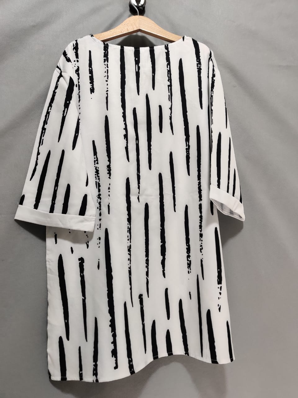 Thirft Queen White and Black Shaffon For Women Top XS