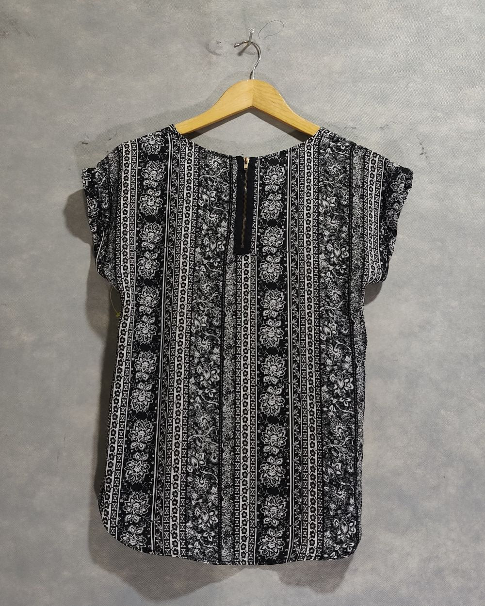 Thrift Queen For Women Top Small