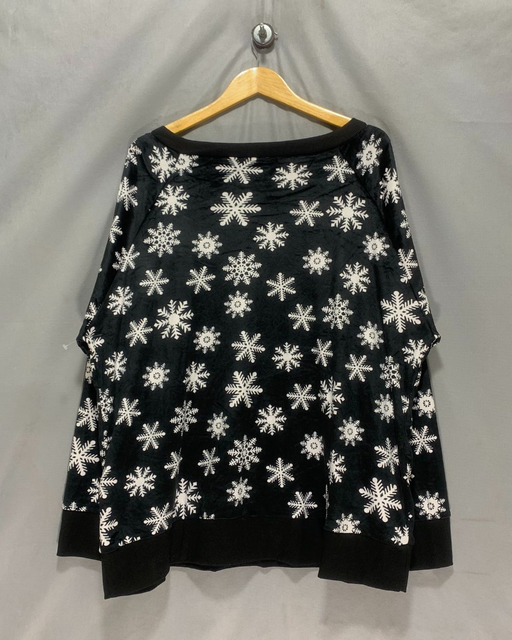 Followme Black Sweatshirt For Women 3X Large