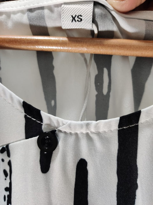 Thirft Queen White and Black Shaffon For Women Top XS